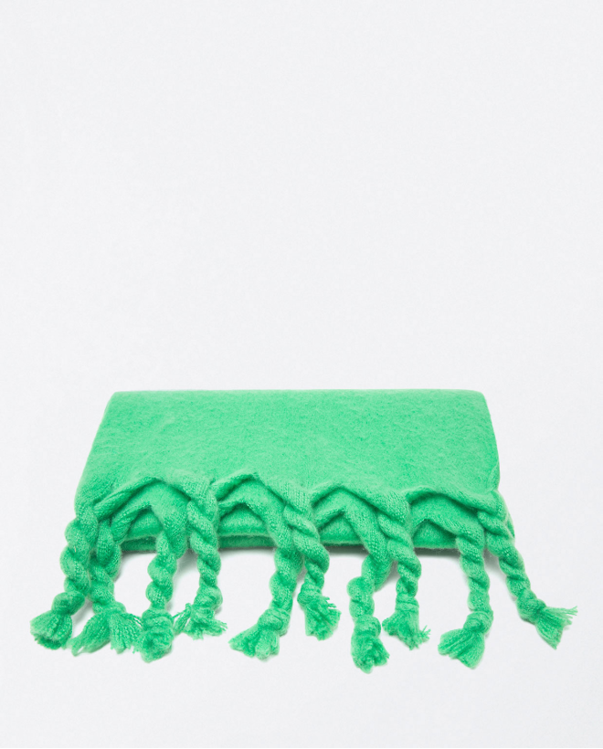 Thick and fluffy scarf with plain fringes Green