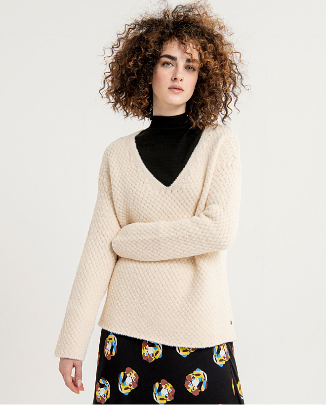 Wide knit jumper with wide V-neck Ecru