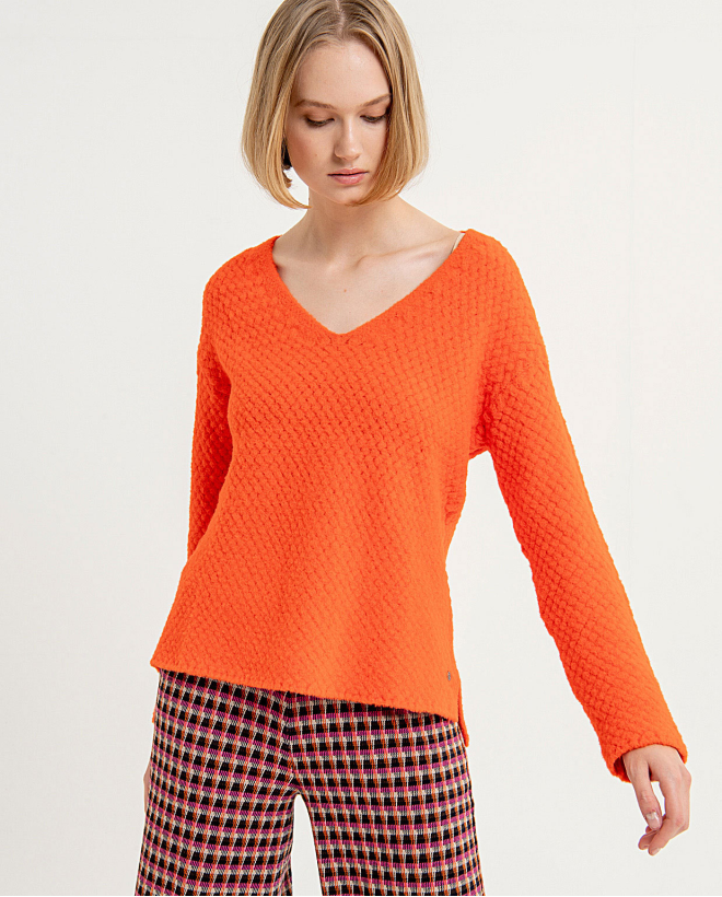 Wide knit jumper with wide V-neck Orange