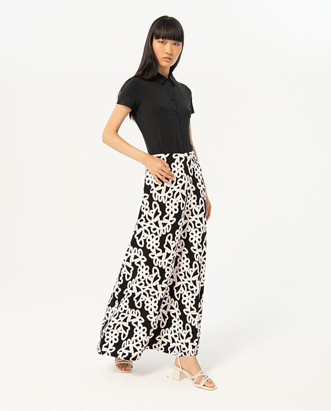 Long skirt with opening Black