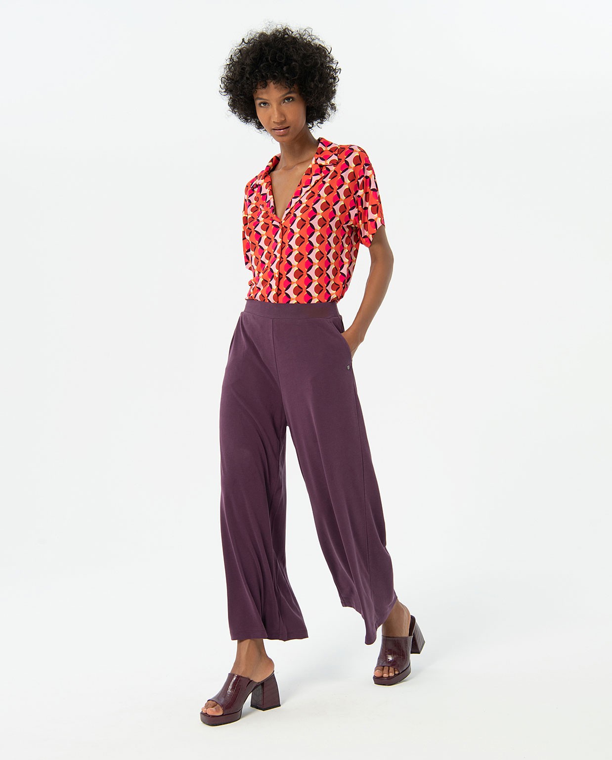 Wide and elastic plain cropped pants Maroon