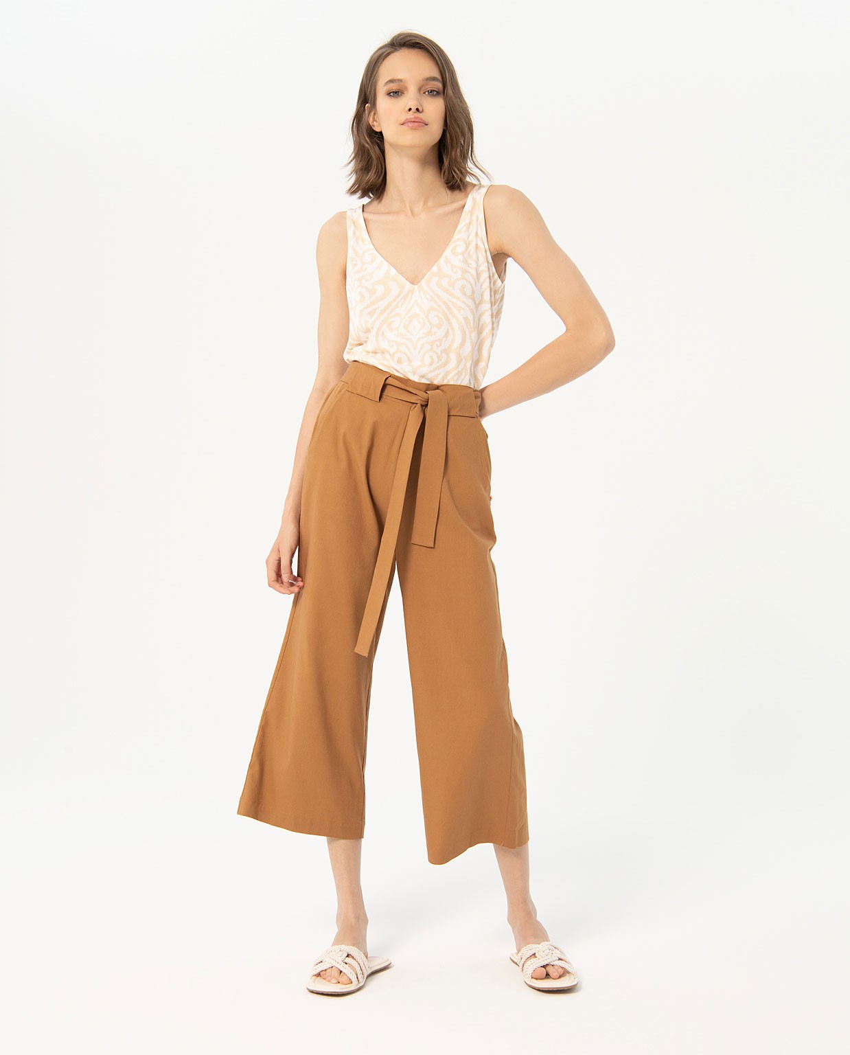 Wide and straight plain cropped pants Camel