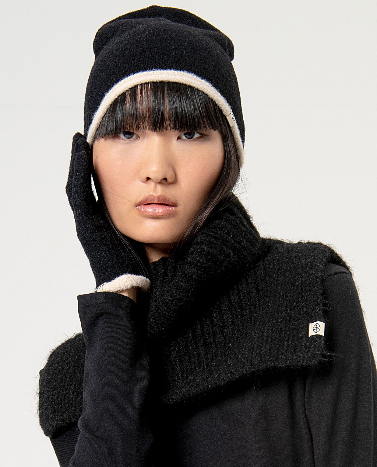 Knitted hat with detail Black