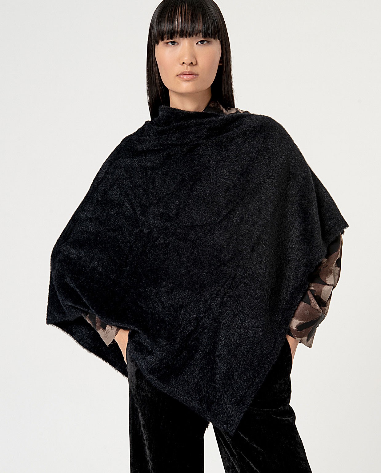 Poncho liso de punto con pelo Negro