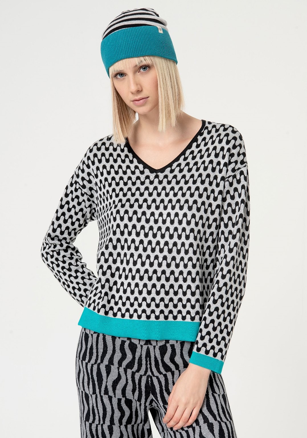 Geometric jacquard sweater Black