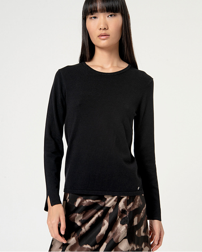 Plain round neck knitted sweater Black