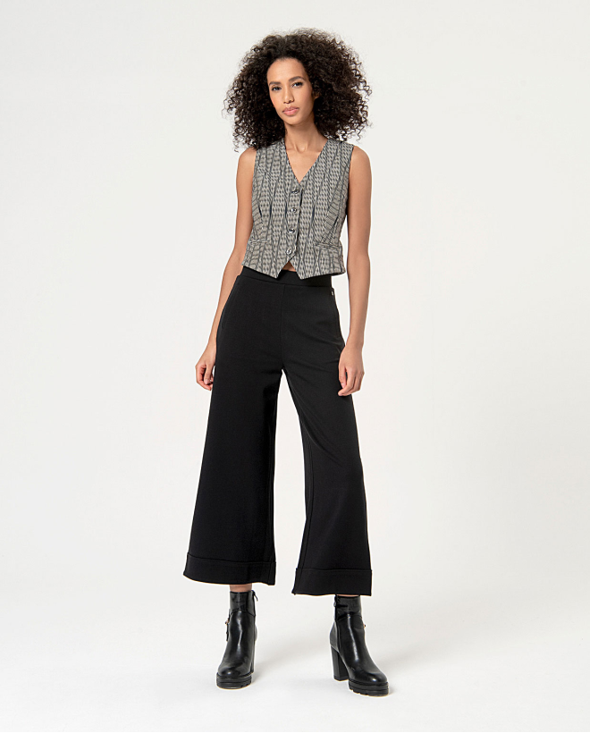 Plain elastic cropped pants...