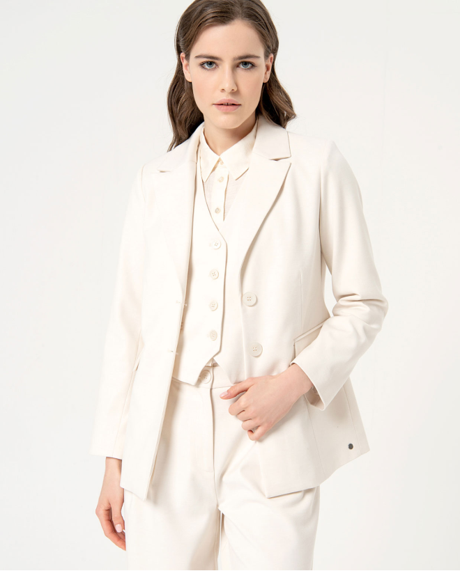 Blazer entallada lisa Crudo