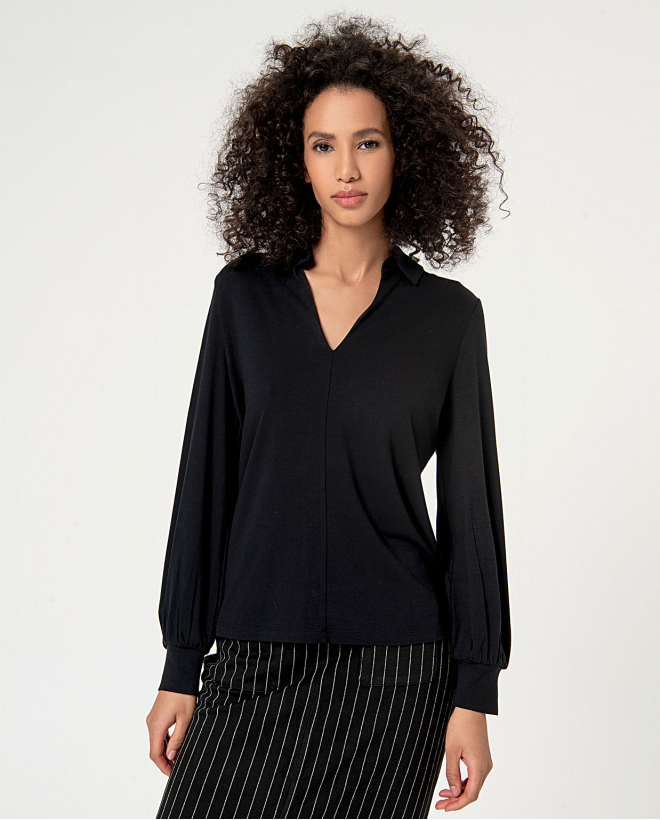 Blusa fluida escote pico lisa Negro