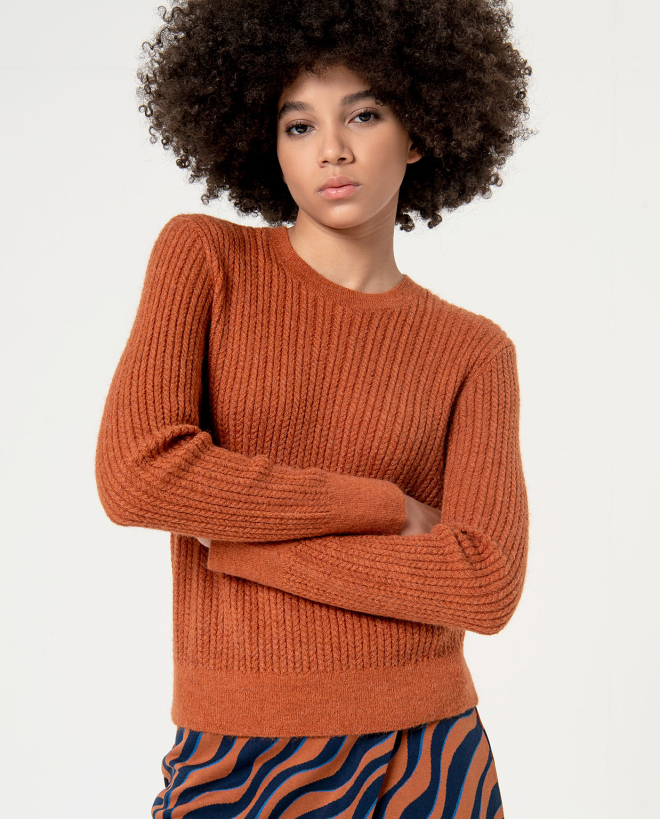 Short plain knitted sweater...