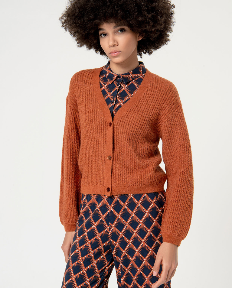 Cardigan court en maille uni. Marron