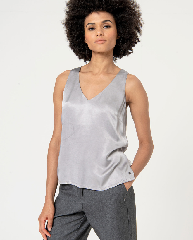 Top satinado escote pico liso Gris