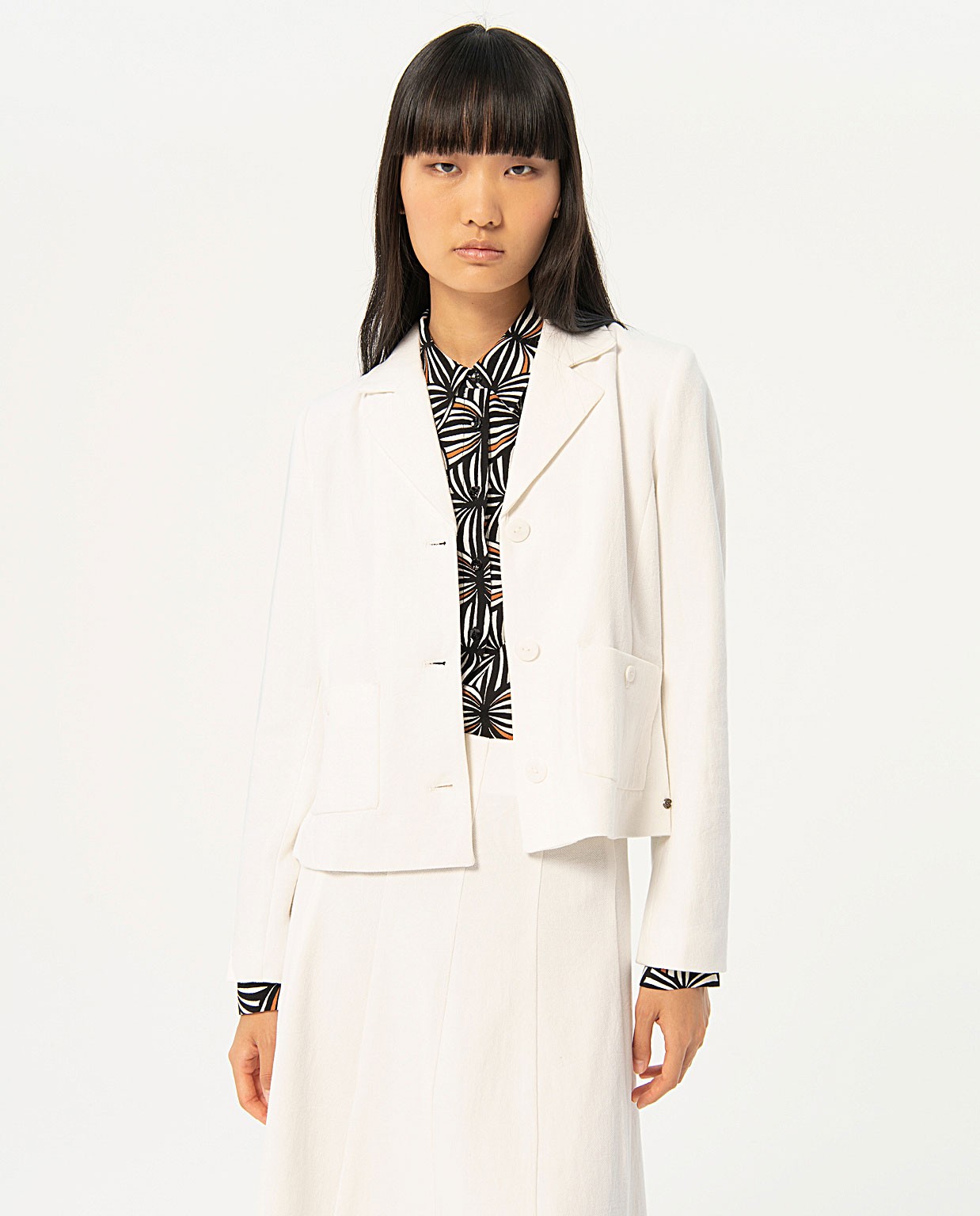 Plain short pocket blazer White