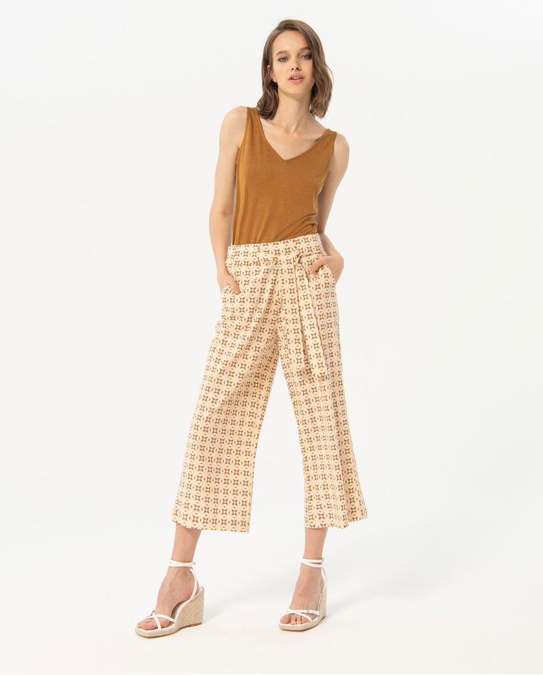 Pantalón cropped ancho y recto Beige