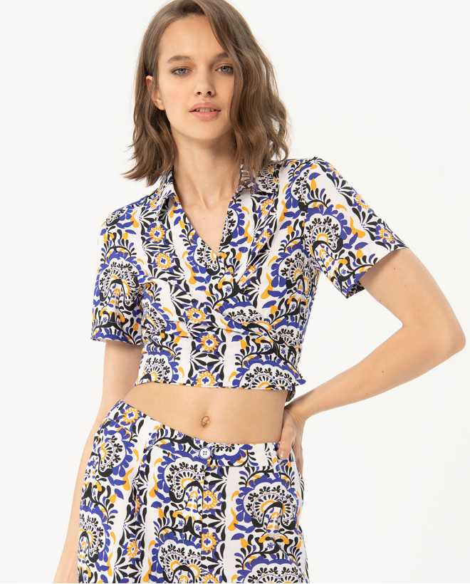 Crop top camisero estampado...