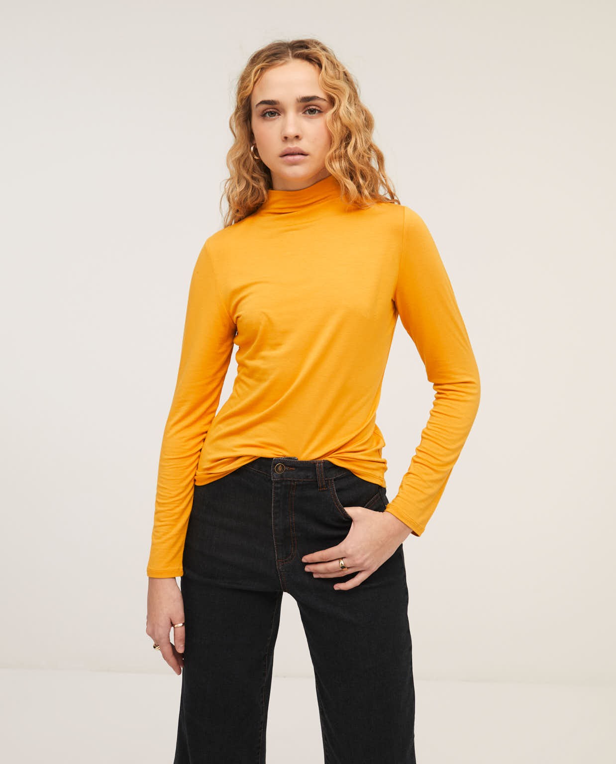 Camiseta con manga larga cuello alto Amarillo