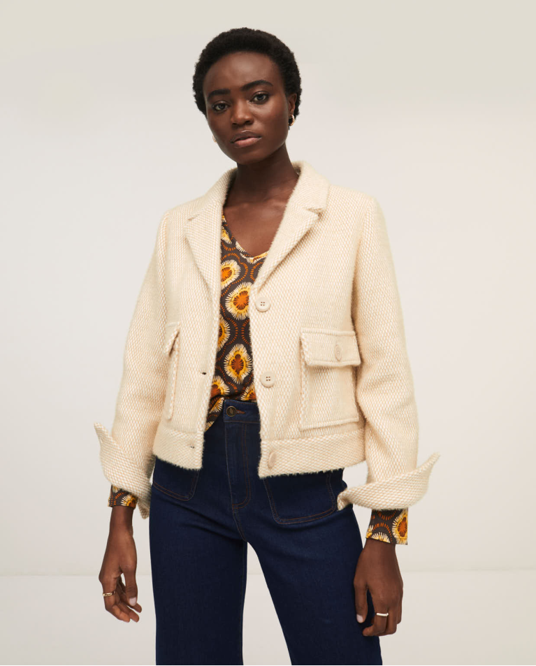 Short jacket with pockets and laper collar Beige