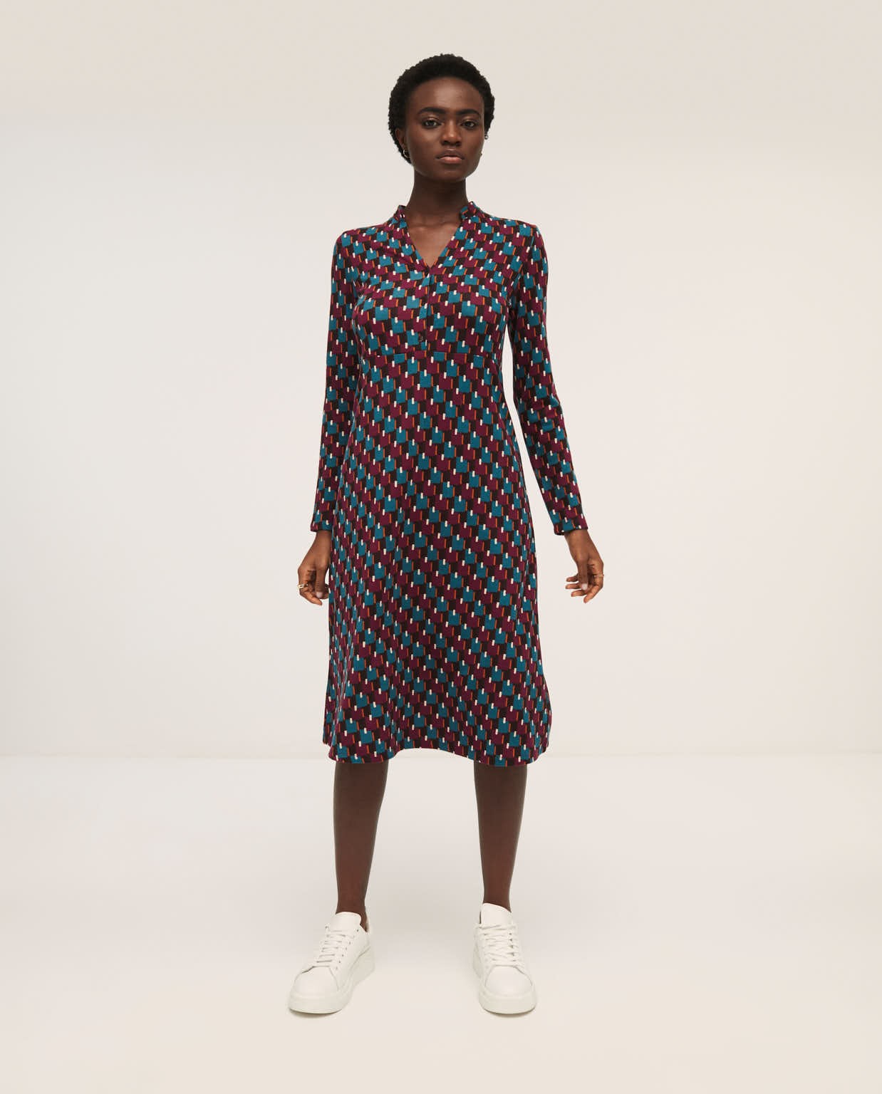 Robe longue avec patte en décollété en v. Multi