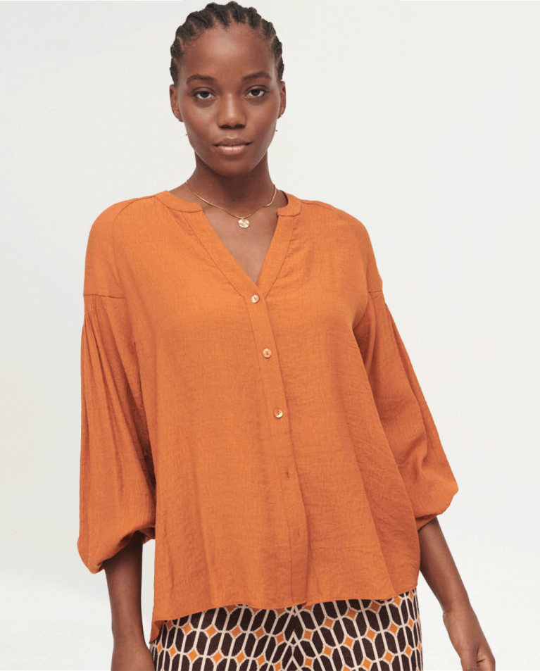 Blusa amplia. con frunces de viscosa. Teja