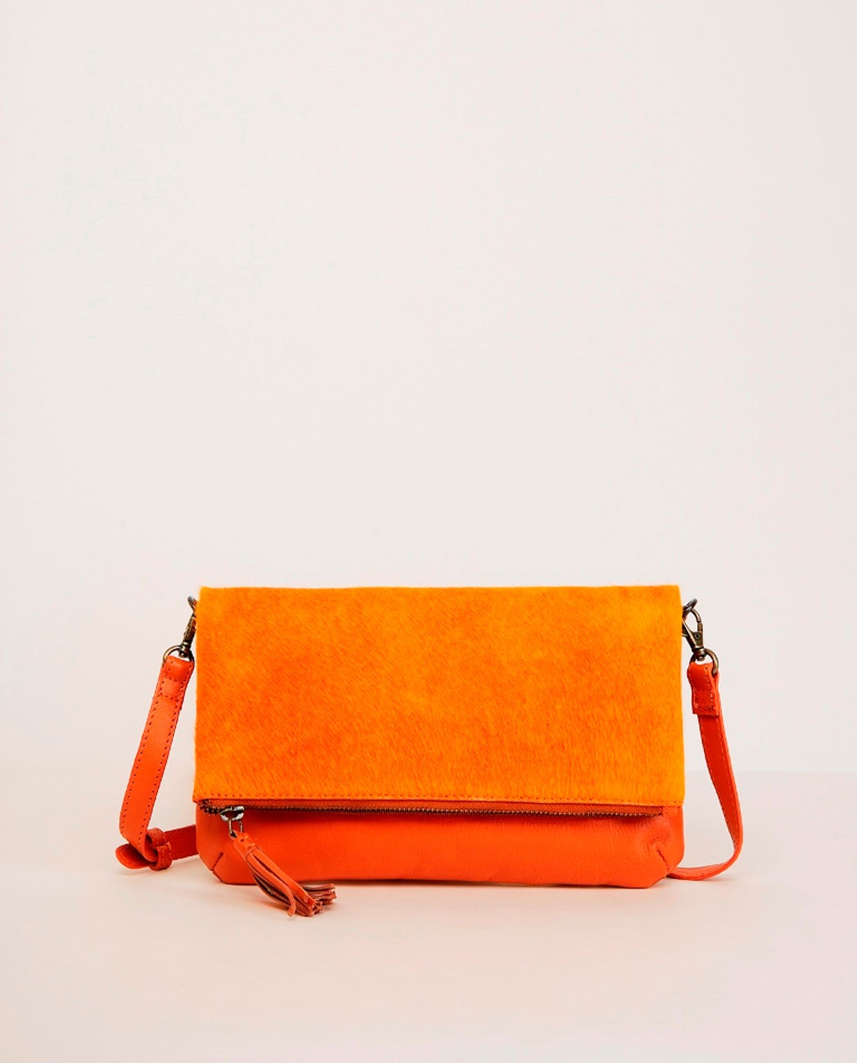 Bolso bandolera con solapa. piel combinada. Naranja