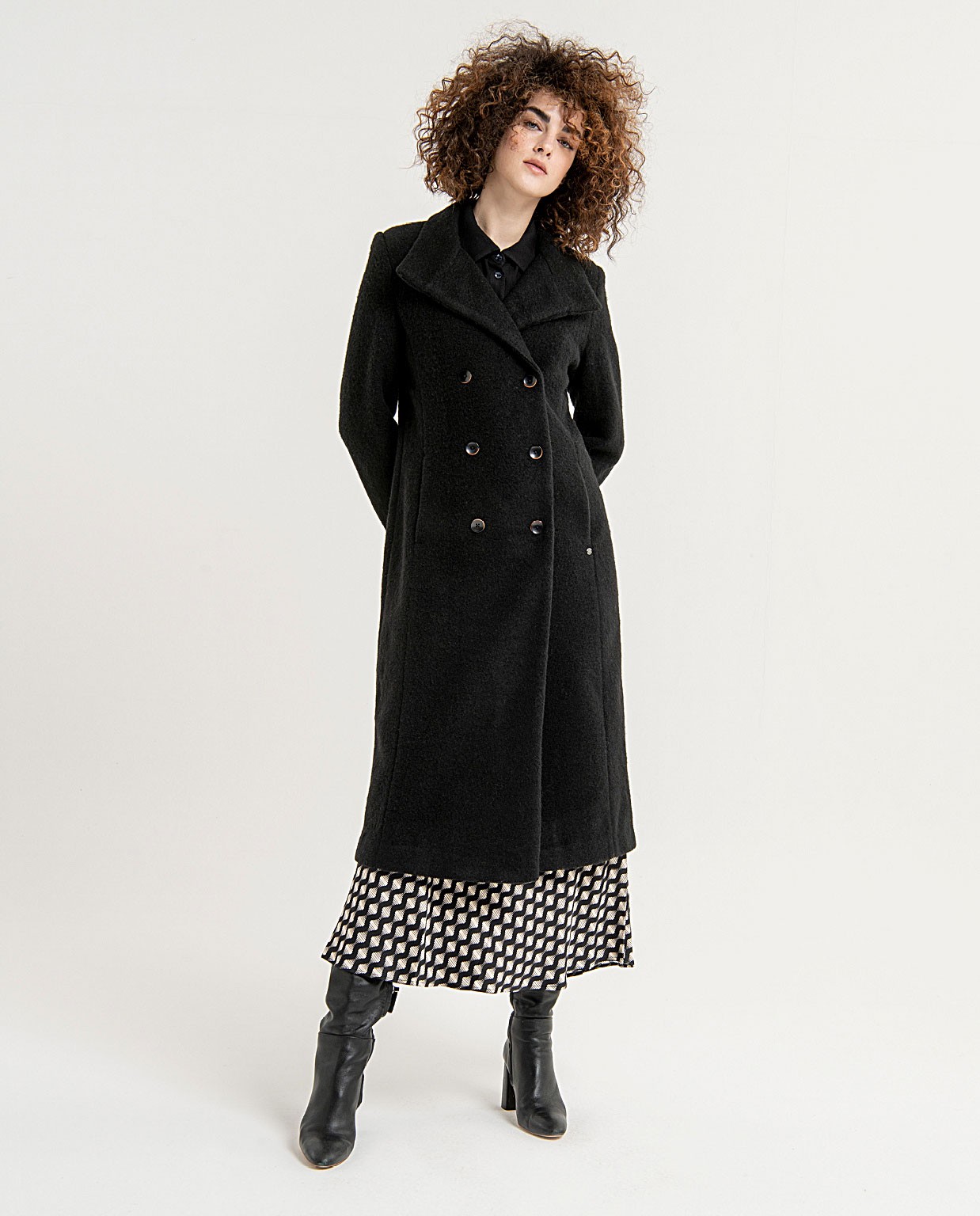 Long coat with buttons and plain belt Black