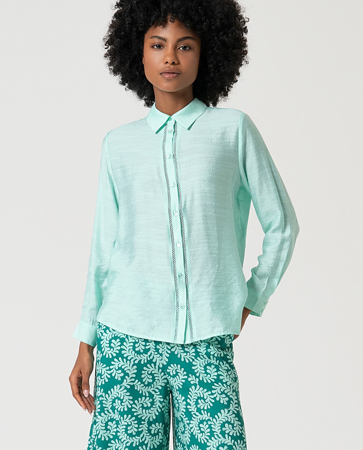 Chemise unie avec broderies perforées Vert d'eau