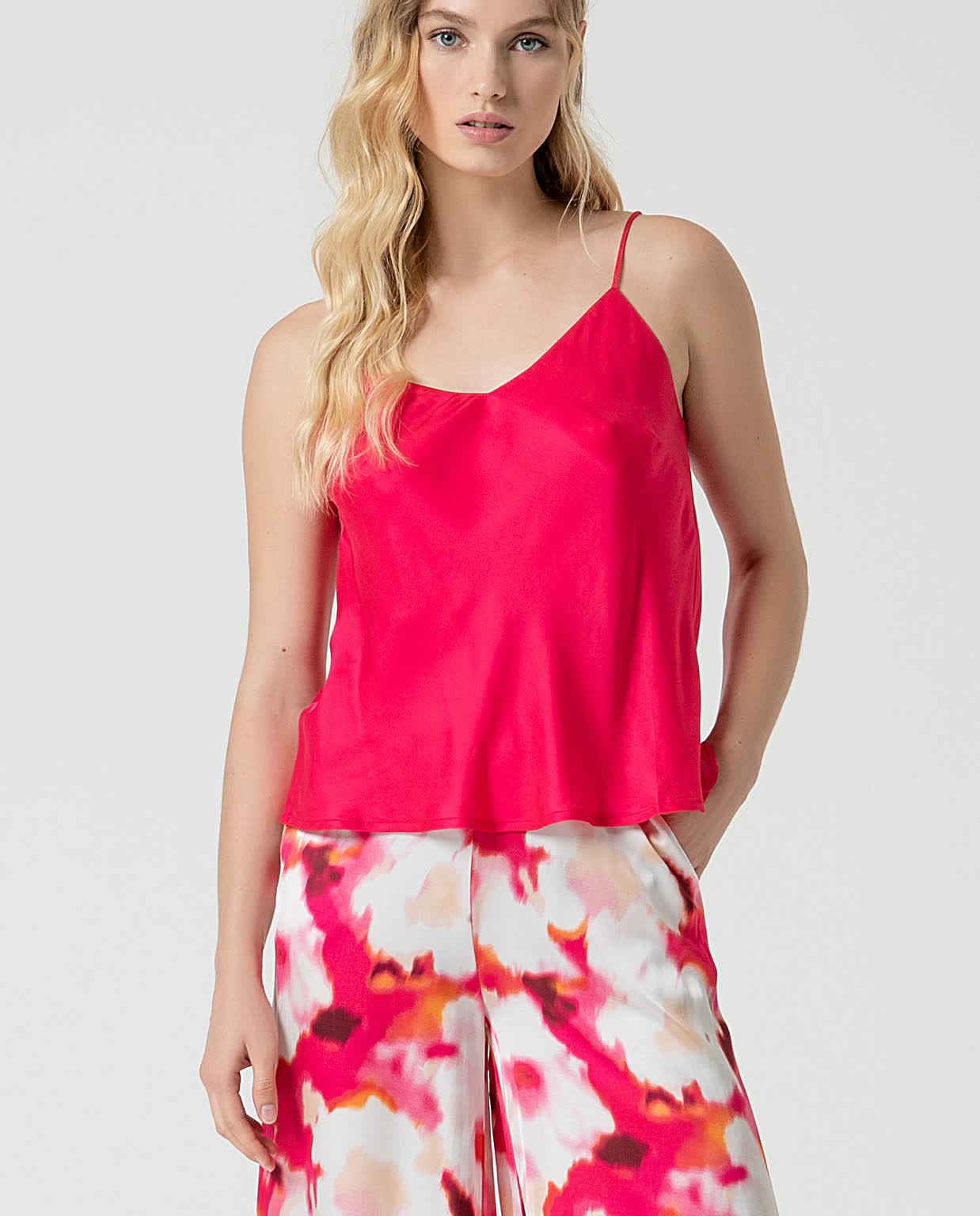 Top satinado y fluido de tirantes Fucsia