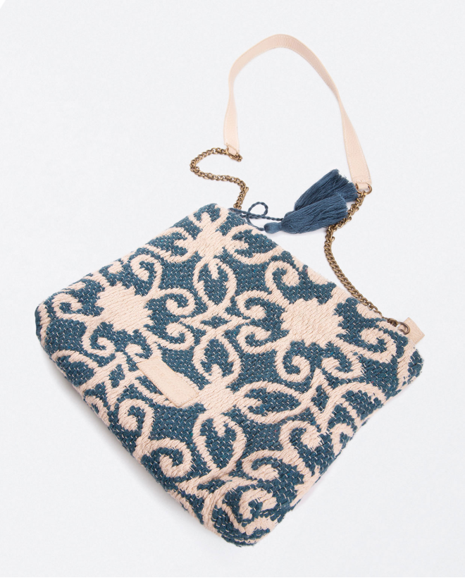 Sac à bandoulière avec chaîne et pompons. Imprimé Bleu ciel