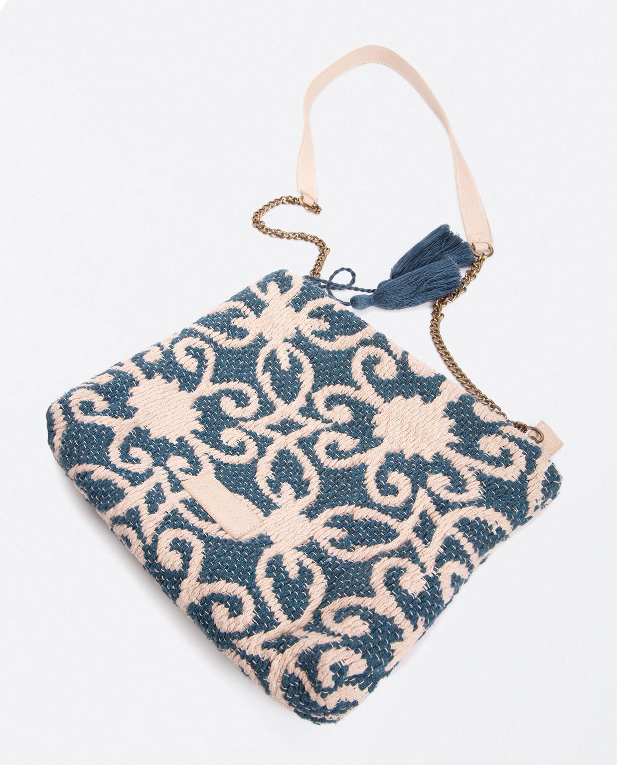 Sac à bandoulière avec chaîne et pompons. Imprimé Bleu ciel