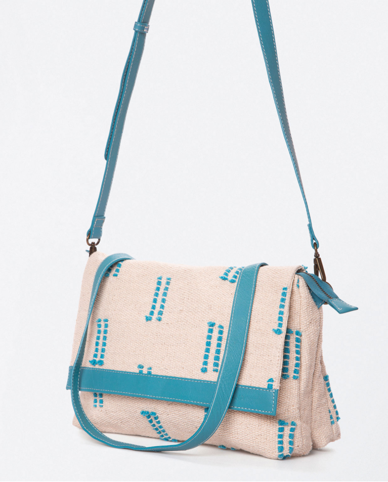 Sac à bandoulière avec rabat et poignée courte. Turquoise
