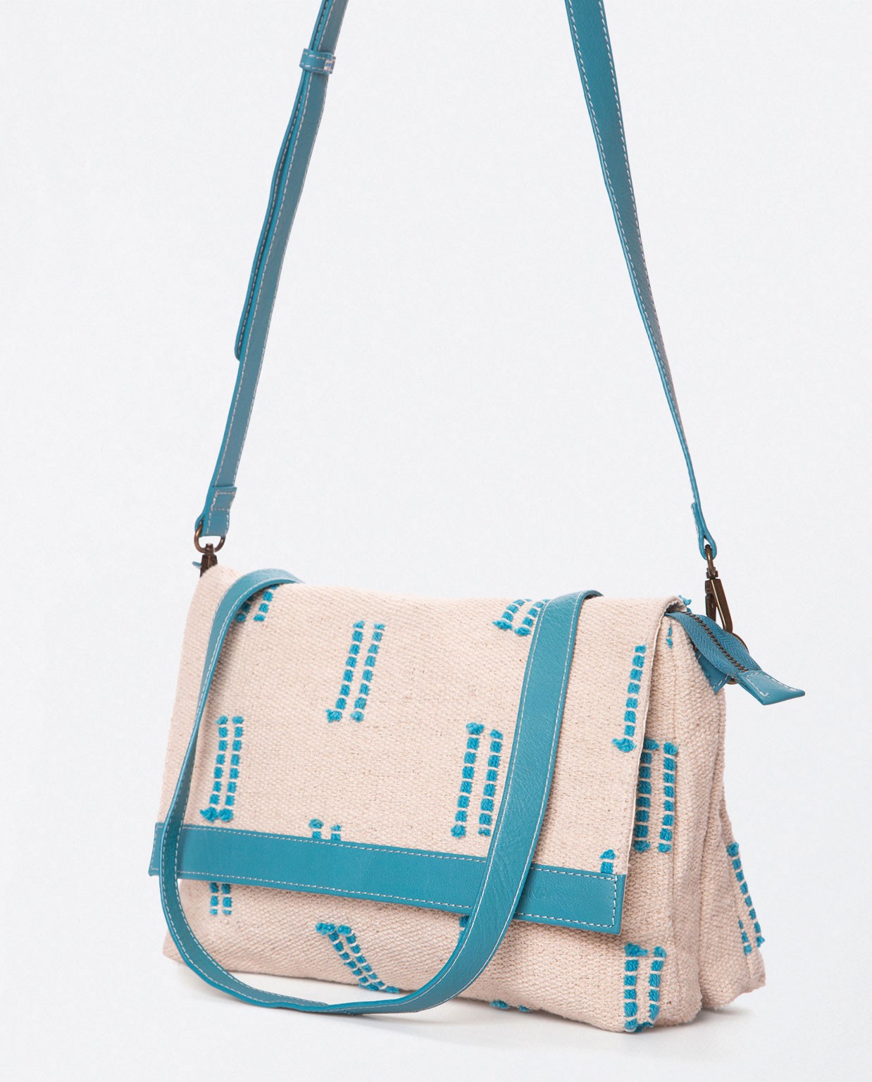 Sac à bandoulière avec rabat et poignée courte.  Turquoise