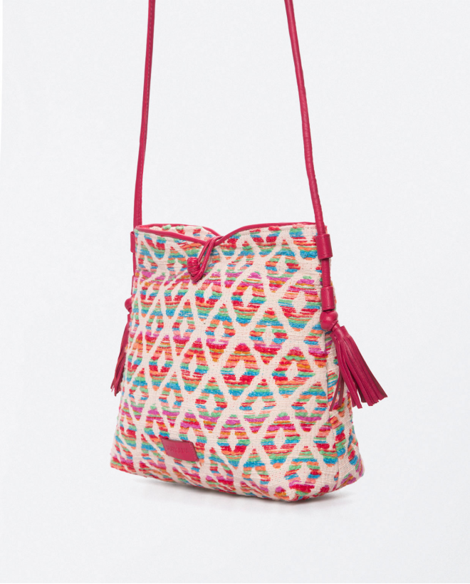 Sac à bandoulière moyen. Fermeture par bouton. Imp Fushia