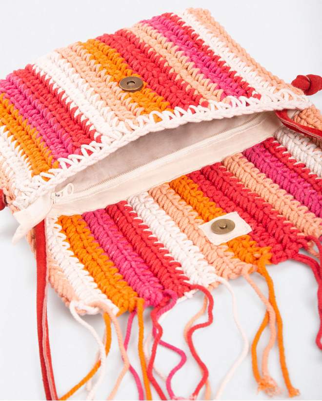 Sac à bandoulière en crochet avec rabat à franges. Fushia