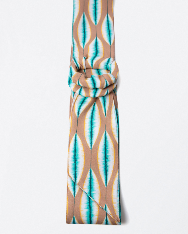Large ceinture en tissu avec double boucle. Beige