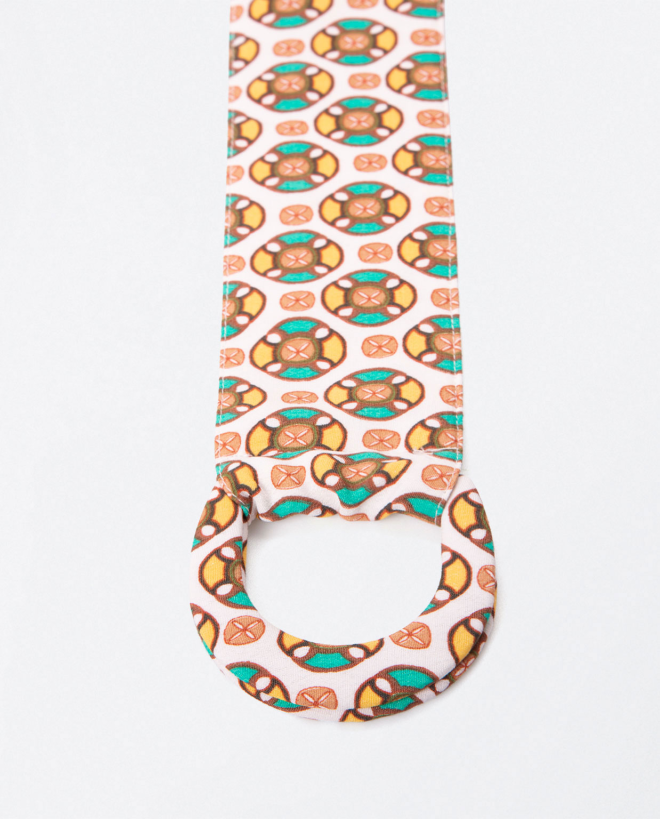 Large ceinture en tissu avec double boucle. Jaune