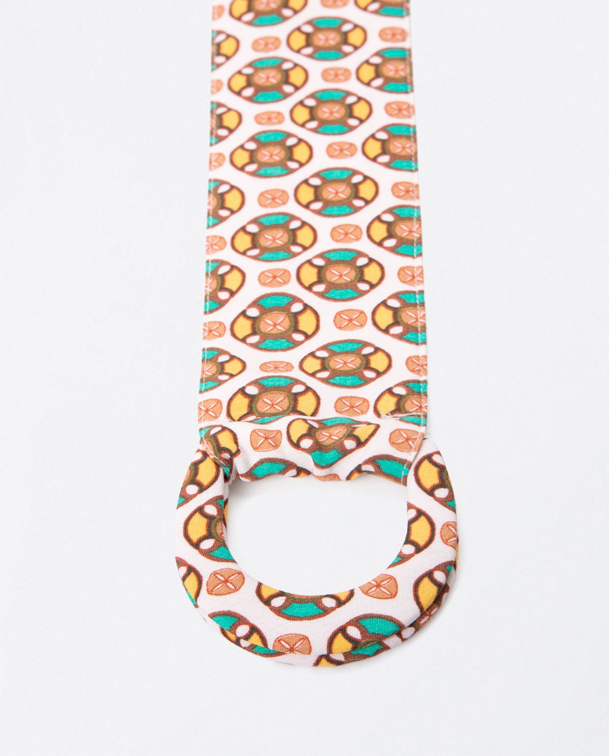 Large ceinture en tissu avec double boucle. Jaune