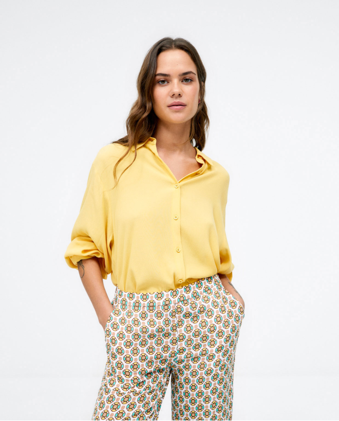 Pantalon long et droit. Taille élastiquée. Imprimé Jaune