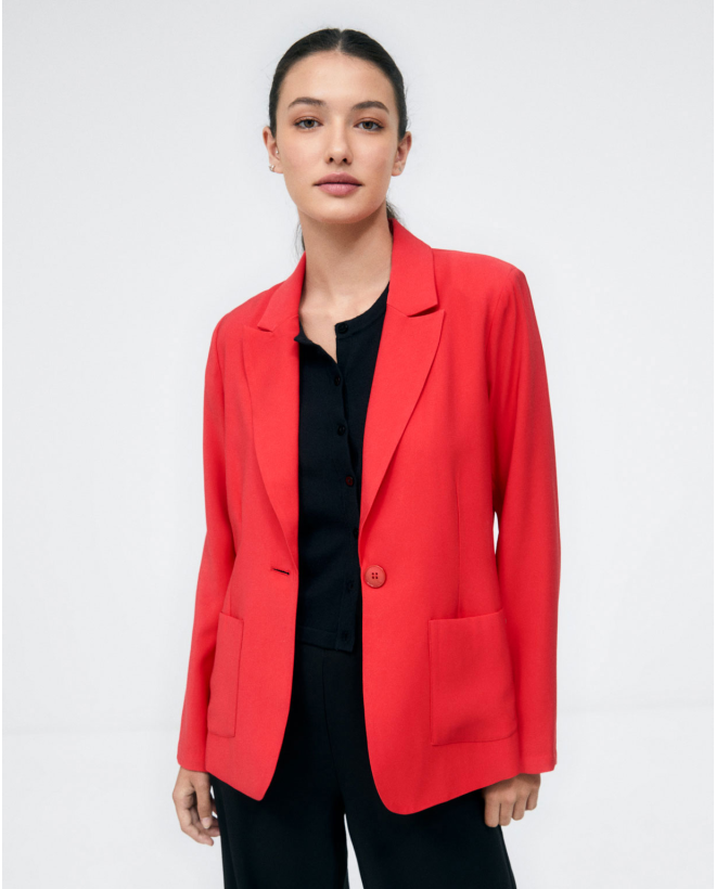 Veste avec poches plaquées. Rouge