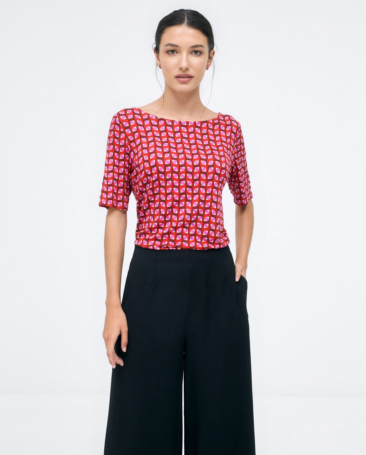 Pantalon long et large à taille haute. Noir