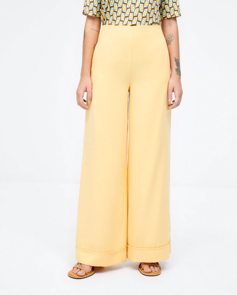 Pantalon long et large à taille haute. Jaune