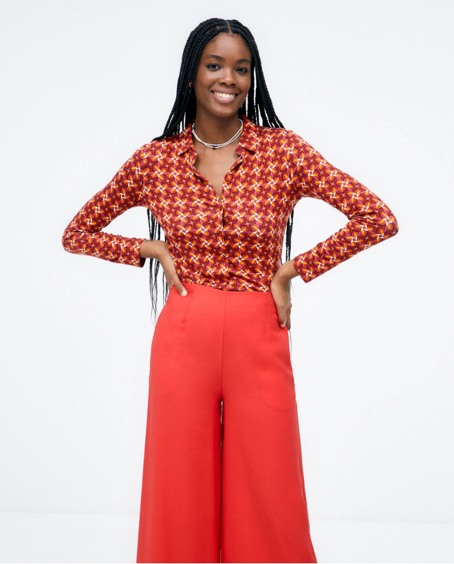Pantalon long et large à taille haute. Rouge