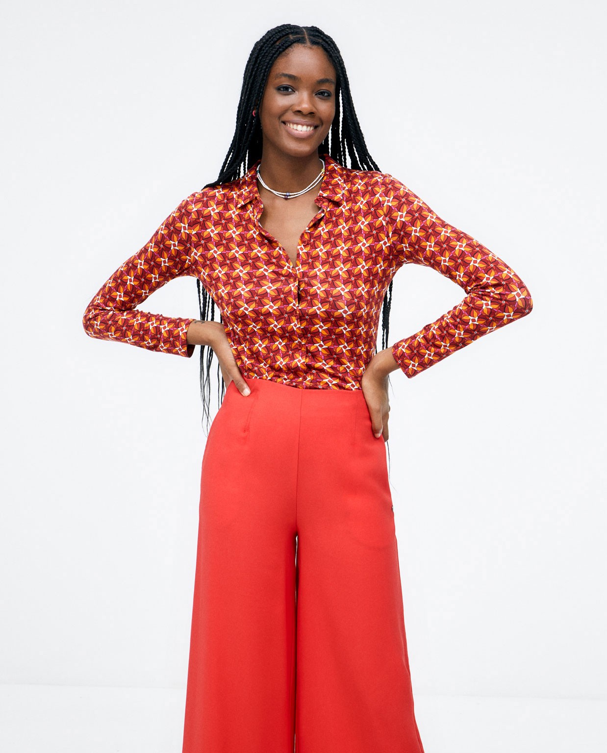 Pantalon long et large à taille haute. Rouge