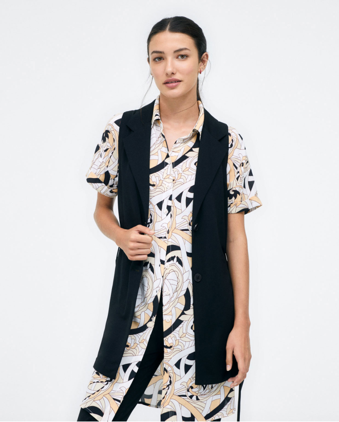 Gilet long avec revers et ceinture. Noir
