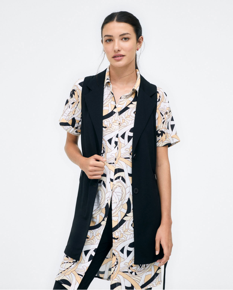 Gilet long avec revers et ceinture. Noir