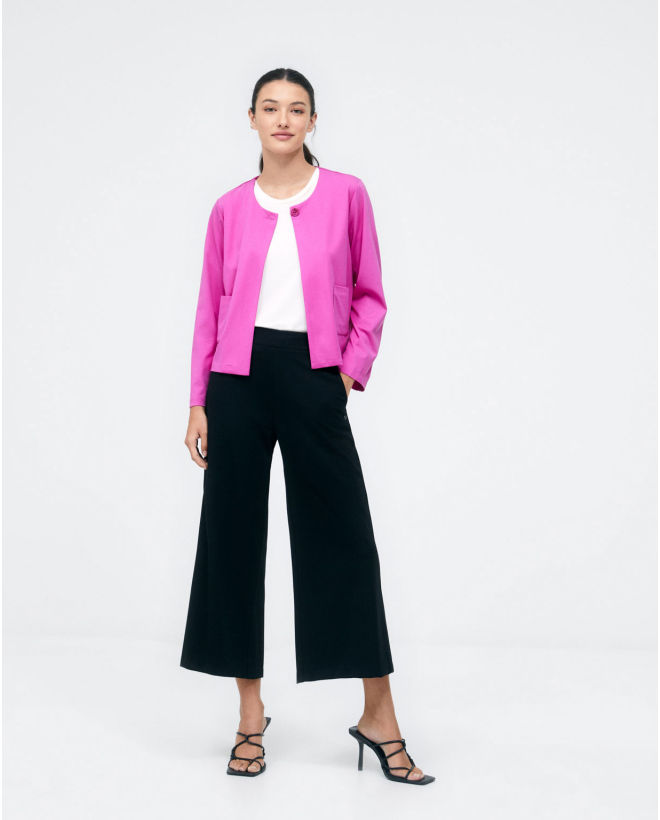 Veste courte sans col. Fermeture par boutons. Fushia