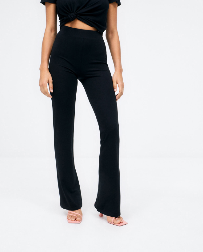 Pantalon long à fond de cloche. Elastique. Uni Noir