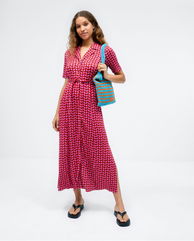 Robe chemise longue. Manches courtes. Impression. Rouge