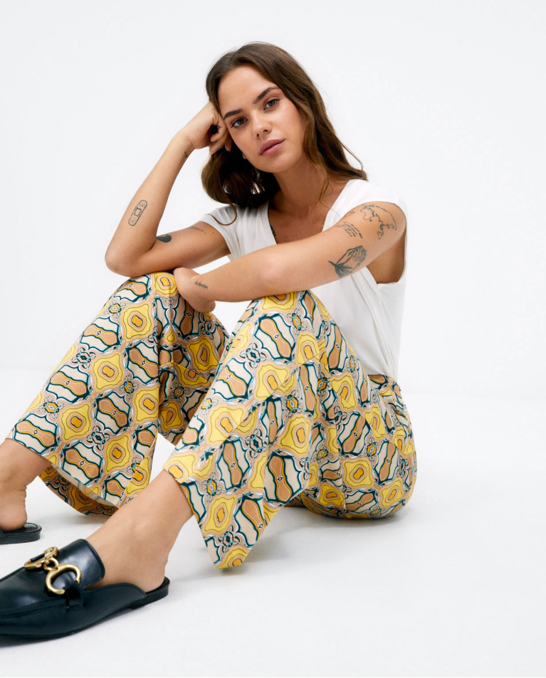 Pantaloni lunghi larghi. Elastico. Stampa Giallo