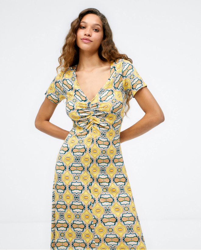 Robe midi. Encolure à volants. Impression. Jaune