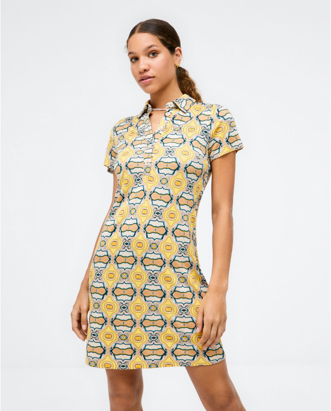 Robe courte et droite. Col polo. Impression. Jaune